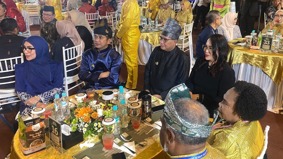 Walikota Ambon dan Ketua TP PKK Hadiri Gala Dinner APEKSI 2026