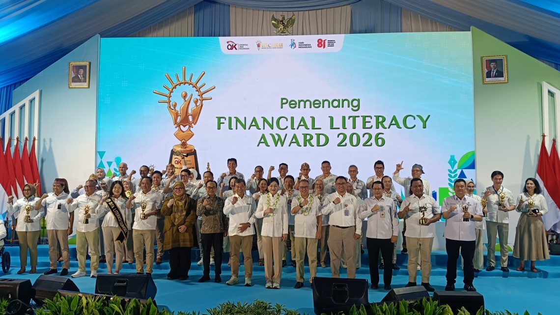 Diterima Wagub Abdullah Vanath, Provinsi Maluku Sabet Financial Literacy Award 2026 dari OJK