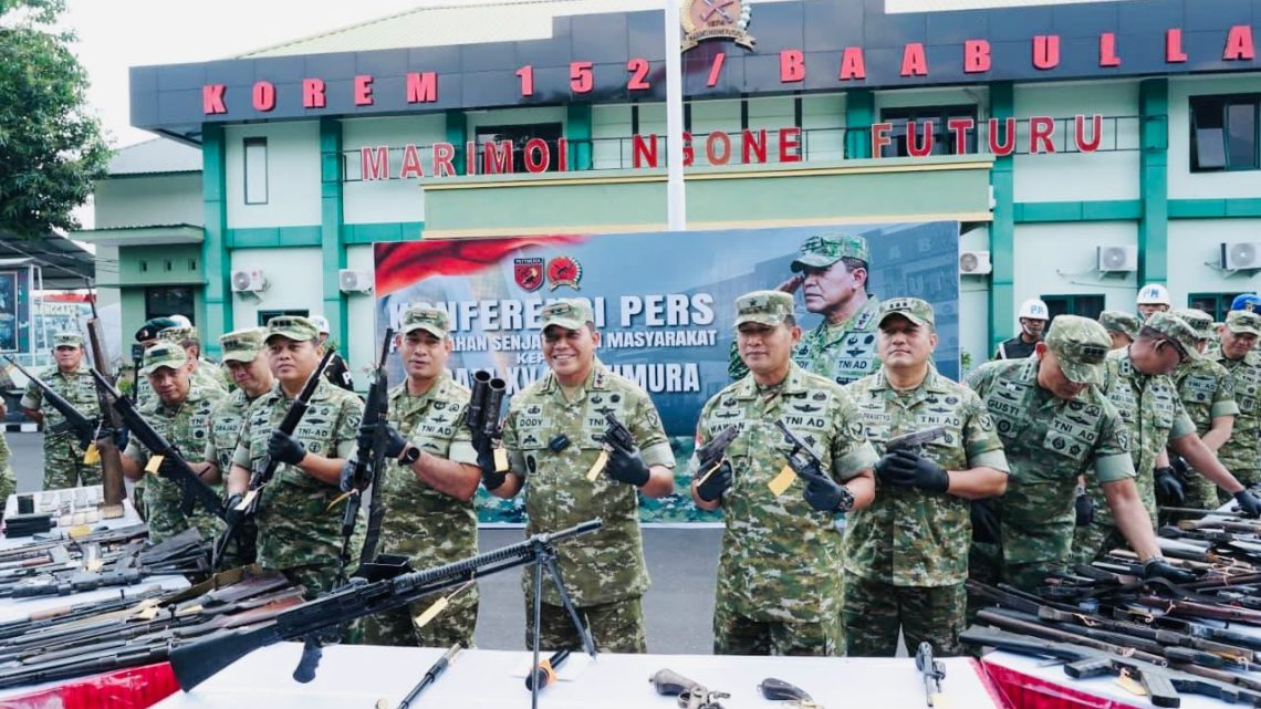 Tujuh Puluh Lima Senjata Diserahkan Sukarela kepada Pangdam Pattimura