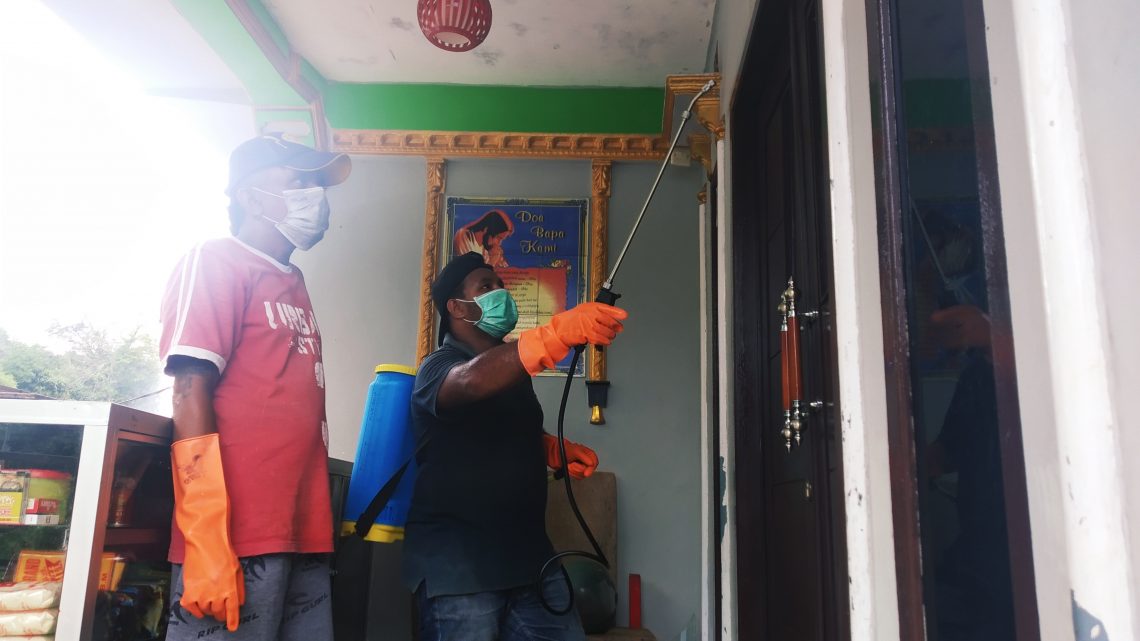 Cegah Covid 19, Rumah Warga RT 004/04 Batu Gajah Disemprot Cairan Disinfektan