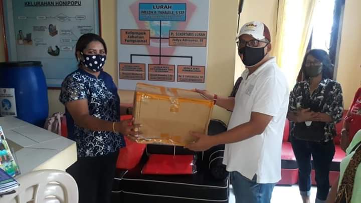 FMB Serahkan Bantuan Puluhan Face Shield ke Kelurahan Honipopu