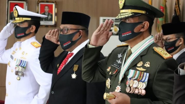 Dipimpin Presiden, Gubernur-Forkopimda Hadiri Upacara HUT ke-75 TNI