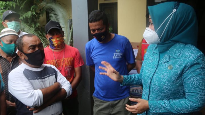 Kunjungi Lokasi Banjir, Widya Ajak Warga Tidak Buang Sampah ke Sungai