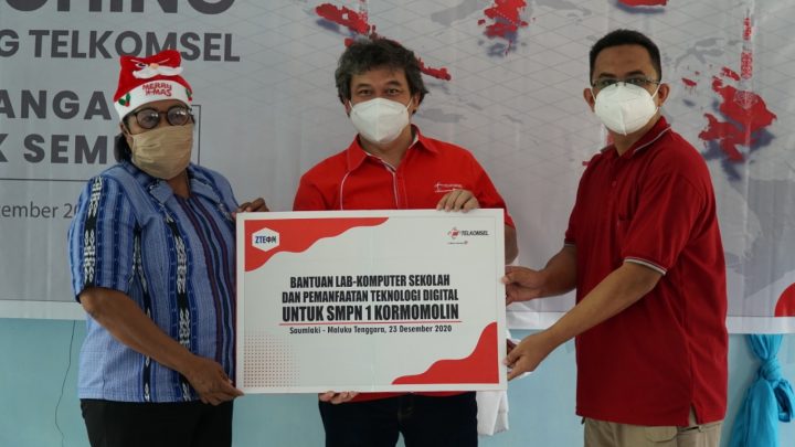 Telkomsel dan ZTE Serahkan Bantuan CSR  Kepada SMPN 1 Kormomolin
