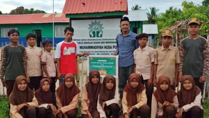 Telkomsel Serahkan Bantuan Renovasi Gedung Sekolah MTs Muhammadiyah-SBB