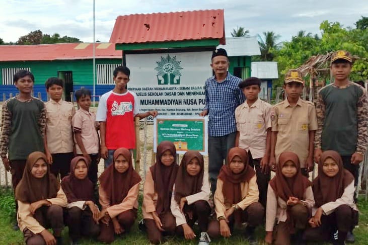 Telkomsel Serahkan Bantuan Renovasi Gedung Sekolah MTs Muhammadiyah-SBB