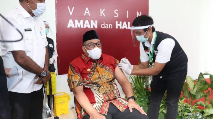 Gubernur Maluku Disuntik Dosis Kedua Vaksin Covid-19