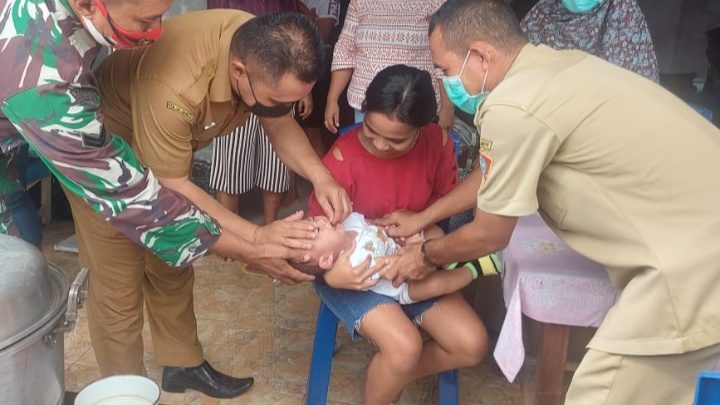 Pemdes Poka Turut Bagikan Vitamin A ke Balita