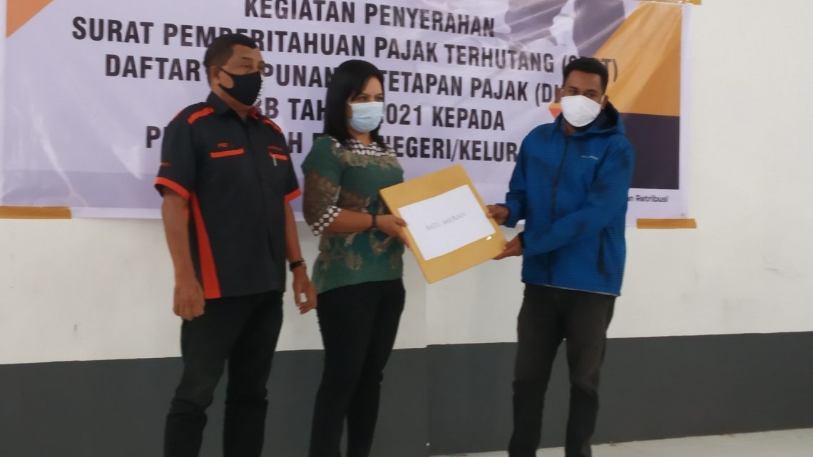 BPPRD Kota Ambon Serahkan 11.845 SPPT PBB di Negeri Batu Merah