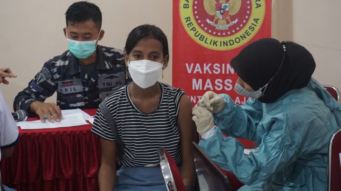 Percepat  PTM, TNI Angkatan Laut Vaksin Siswa SMAN 4 Ambon