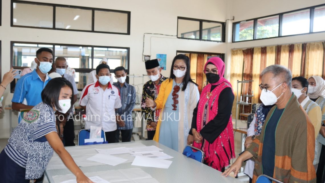 Istri Gubernur  Apresiasi BI Kembangkan Produksi Fashion Kerajinan Tenun Maluku