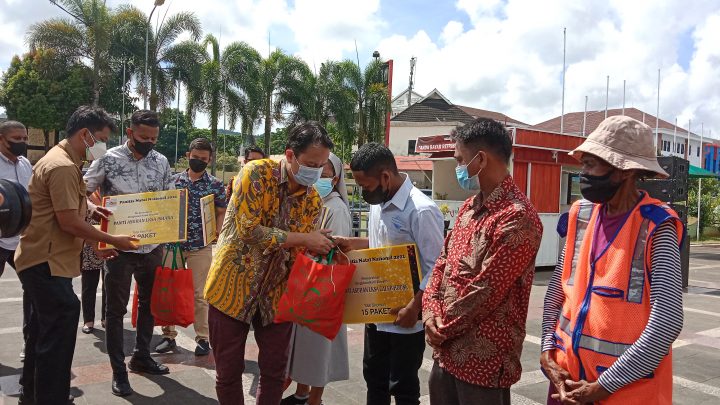 Tim Natal Nasional Bagi 1000 Paket Sembako di Kota Ambon