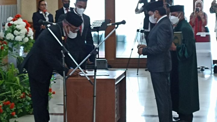 Gubernur Lantik Penjabat Sekda Maluku