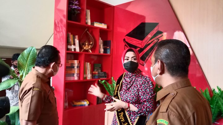 Bunda Literasi Resmikan Pojok Baca Disperindag Maluku
