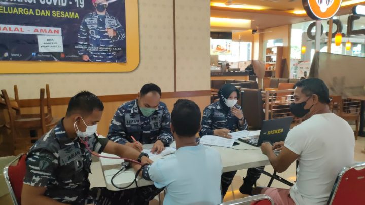 Lantamal  IX Gelar Vaksinasi Keliking dia Mall Besar di Ambon