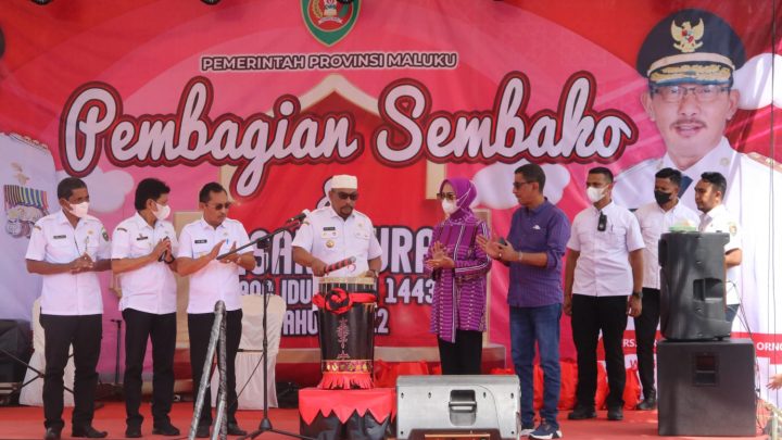 Buka Pasar Murah, Gubernur Maluku Serahkan Bantuan Sembako Murah Bagi Warganya