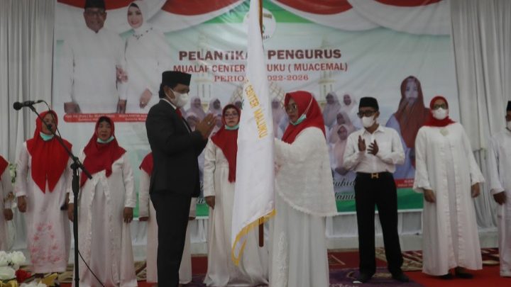 Penjabat Sekda Sadali Ie Lantik DP Mualaf Center Maluku