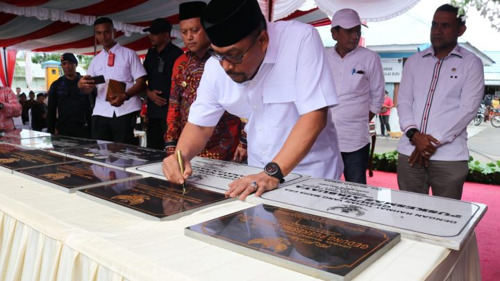 Gubernur MI Resmikan Sejumlah Infrastruktur dan Serahkan Bantuan di Pulau Buru