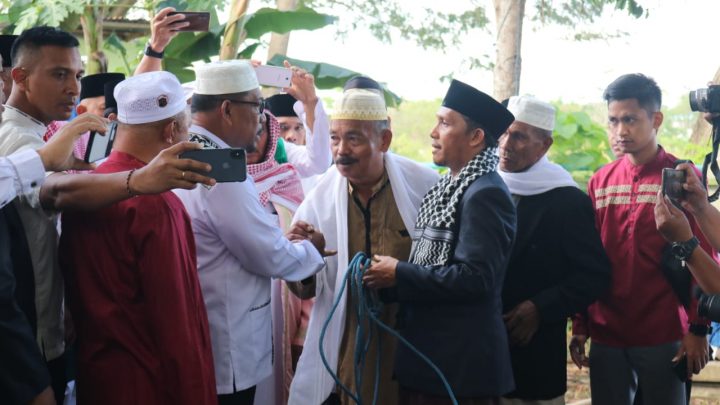 Gubernur dan Keluarga Shalat Idul Adha Bersama Masyarakat Kabupaten Buru