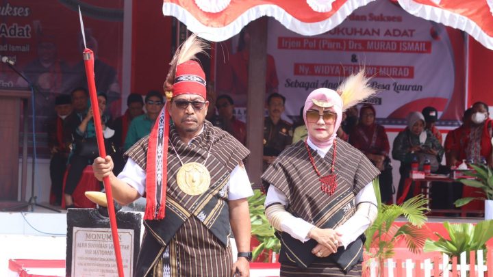 Gubernur dan Isteri Terima Gelar Adat Desa Lauran