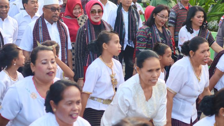 Gelar Makan Patita bersma di Desa Olilit, Gubmal dan Istri disambut Antusias