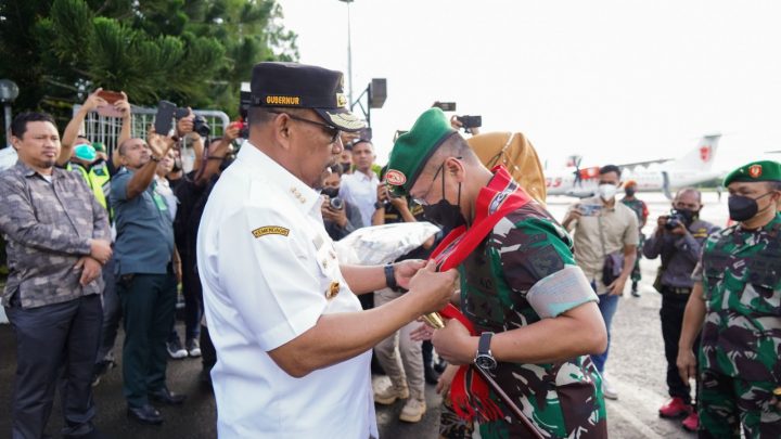 Kehadiran Pangdam Baru Mayjen TNI. Ruruh Setyawibawa Disambut Hangat Gubernur Maluku