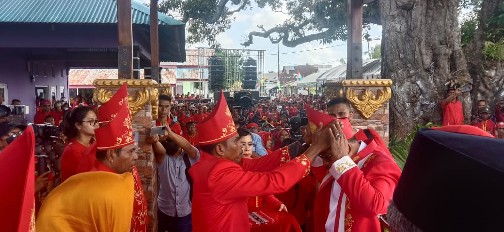 “Vis Bad – Dit Evav” Buat Gubernur & Isteri, Renwarin: Ini Gelar Adat Khusus Orang Terpilih
