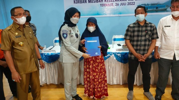 Direktur Operasional Jasa Raharja, Serahkan Santunan Meninggal Dunia Korban KM Cahaya Arafah