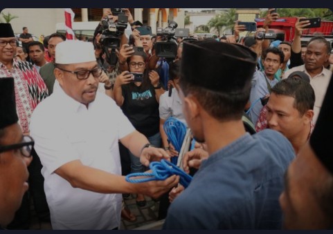 Gubernur Serahkan Hewan Qurban ke Pengurus Masjid di Maluku