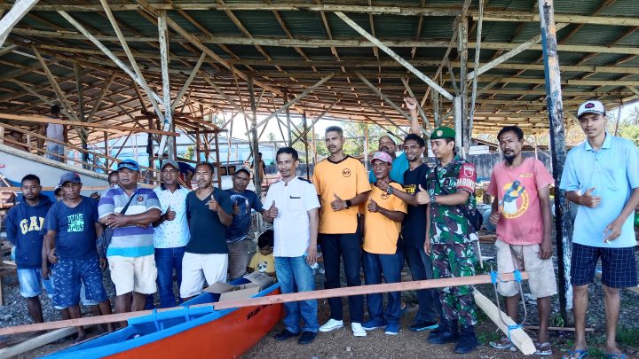 PemNeg Tawiri Serahkan Bantuan Perahu ke Kelompok Nelayan