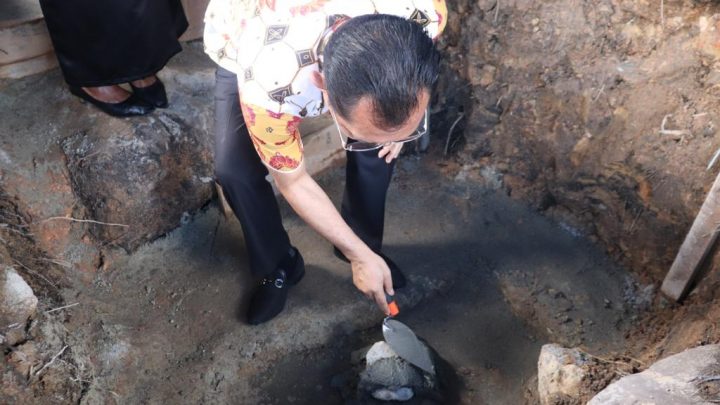 Wagub Orno Letakkan Batu Pertama Pembangunan Pastori Jemaat GPM Petra