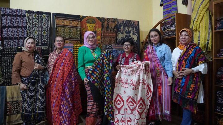 Ketua Dekranasda Maluku Sambangi Rumah Tenun di Kota Kupang