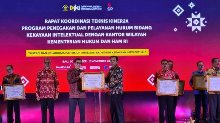 Kanwil KemenkumHAM Maluku Terima  2 Penghargaan  IIPA 2022
