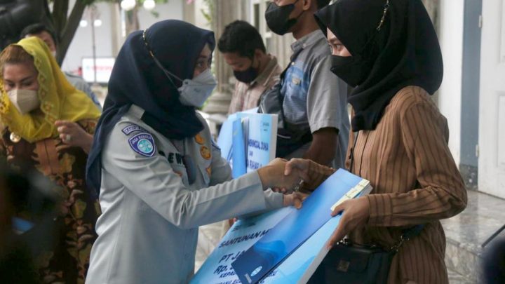 Wujud Manifestasi Negara, Jasa Raharja Serahkan Santunan Korban Kecelakaan Bus di Magetan