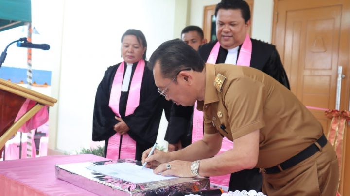 Wagub Maluku Resmikan Gedung Serbaguna Dan Kantor Jemaat GPM Ariate