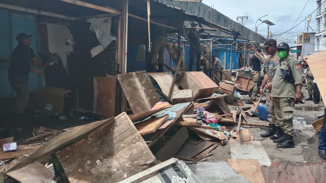 Pemkot Ambon Bongkar Ratusan Lapak Pedagang Pasar Lama