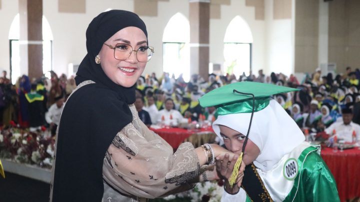 Bunda Literasi Maluku Pindahkan Tali Toga di Wisuda Al-Qur’an Massal