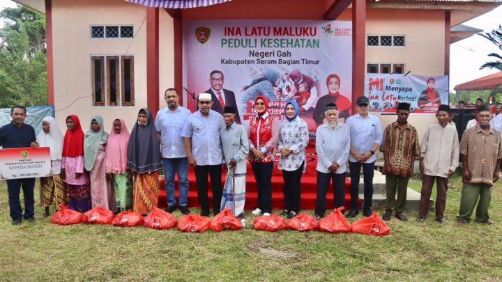 Ina Latu Maluku Berbagi 250 Paket Sembako di Negeri GAH-SBT