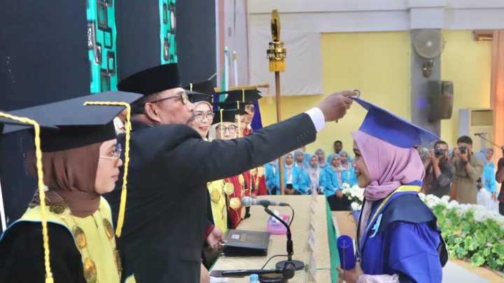 STKIP IWN Wisudakan 96 Orang, Gubernur Pindahkan Tali Toga