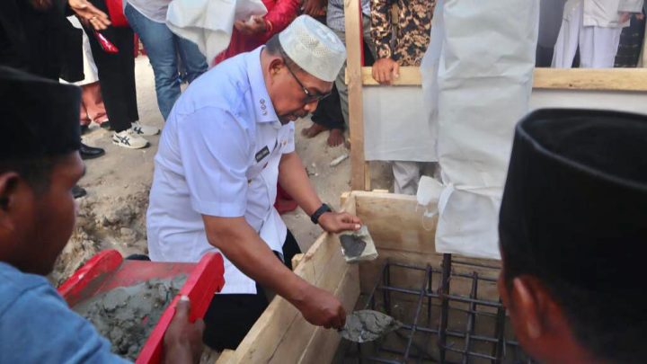 Gubernur Maluku Letakan Baru Pertama Pembangunan Masjid Nurul Huda-Murad Ismail