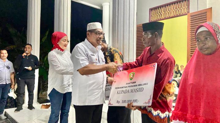 Gubernur dan Istri Bagikan Paket Sembako ke Masjid di Amarsekaru- SBT