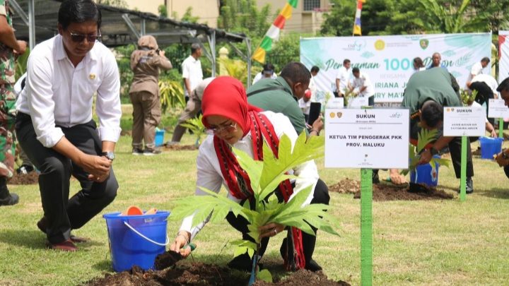Widya MI Tanam Pohon Sukun pada Gerakan Tanam 1000 Pohon Bersama Ibu Negara