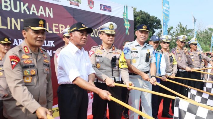 Menko PMK, Kakorlantas Polri dan Dirut Jasa Raharja Gelar Pelepasan Mudik Balik One Way di Gerbang Tol Kalikangkung