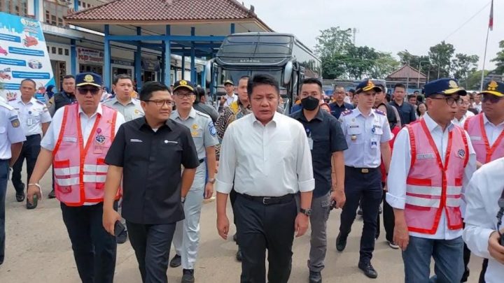 Direktur Hubungan Kelembagaan Jasa Raharja Bersama Menhub pantau Arus Balik Lebaran 2023 di Sumsel