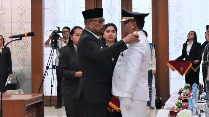 Mariolkossu Jabat Bupati KKT,Gubernur Serahkan Tiga SK Perpanjangan masa Jabatan lainnya