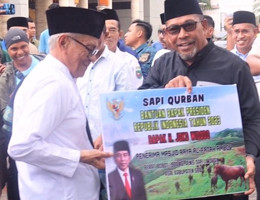 Gubernur Maluku Serahkan Sejumkah Bantuan Hewan Qurban