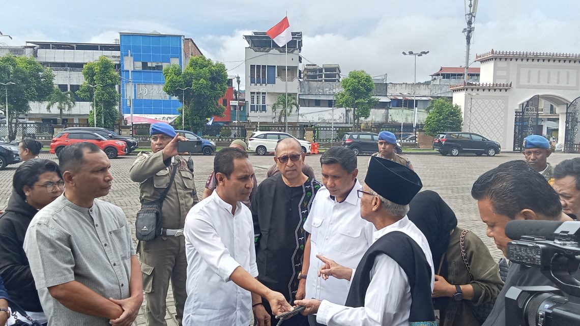 DPRD Provinsi Maluku Serahkan Satu Ekor Sapi Kurban  Ke Masjid Al -Fatah