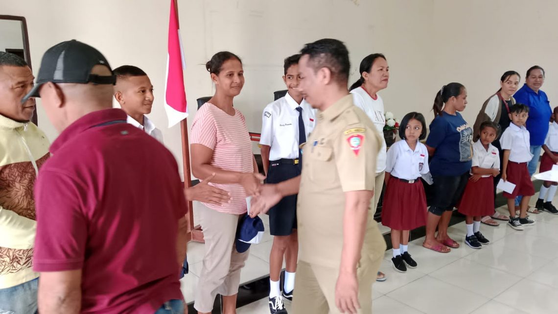 PemNeg Tawiri Serahkan Bantuan Beasiswa Pendidikan kepada 30 Siswa Berprestasi