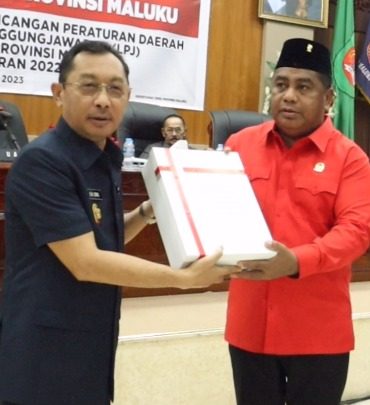 Wagub Maluku Serahkan Ranperda Pertanggungjawaban APBD 2022
