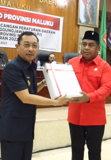 Wagub Maluku Serahkan Ranperda Pertanggungjawaban APBD 2022